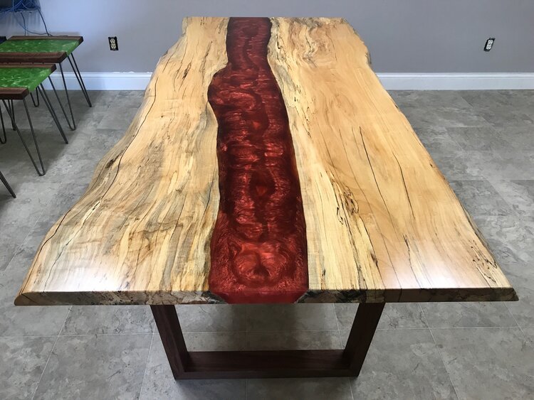 Table époxy rouge rivière